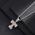 Vue détaillée du pendentif hip hop lettre T argenté avec zircons sur chaîne torsadée - Argent (Style T)