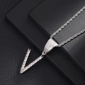 Detailopname van een hip-hop V-letter hanger met zirkonia en een zilverkleurige touwketting - Letter V (Zilver) / 20 inch Touwketting