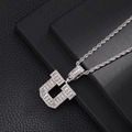Détail macro du pendentif lettre U argenté avec zircons brillants et chaîne de type corde - Argent (Style U)