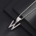 Detail van zilveren letter W hanger met zirkonia op een dikke gedraaide schakelketting - Letter W (Zilver) / 20 inch Touwketting