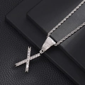 Macro-opname van zilveren hiphop letter X hanger met zirkonia aan een gedraaide touwketting - Letter X (Zilver) / 20 inch Touwketting