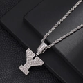 Vue macro du pendentif lettre Y en argent serti de zircons sur une chaîne torsadée - Argent (Style Y)
