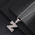 Détail macro du pendentif hip hop Z en argent avec zircone étincelante sur cuir noir - Argent (Style Z)