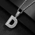 Detail eines Hip-Hop Buchstabe-D-Anhängers mit Baguette-Zirkonia und Seilkette - Buchstabe D (Silber)