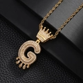 Détail du collier couronne lettre G doré avec pavé de zircons brillants style hip-hop - Lettre G (Or)