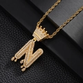 Vue macro du collier couronne initiale N en or hip-hop avec zircons étincelants - Lettre N (Or)