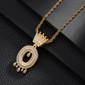 Détail macro du pendentif couronne lettre O dorée avec zircons sur fond de cuir noir - Lettre O (Or)