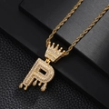 Détail du pendentif lettre P hip-hop doré avec couronne et zircons sur chaîne - Lettre P (Or)