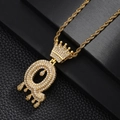 Détail du pendentif lettre Q à couronne en zircons sur une chaîne en or de style hip hop - Lettre Q (Or)