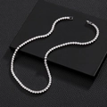 Collana tennis color argento con zirconi cubici tondi su un supporto per display - 18 pollici / Argento Lunghezza 18