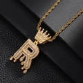 Détail du pendentif couronne lettre R en or avec zircons blancs sur chaîne corde - Lettre R (Or)