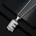 Dettaglio del ciondolo lettera E argentato con zirconi su una catena a corda intrecciata - E + Catena a Corda (Colore Argento)