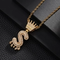 Gros plan du pendentif couronne lettre S dorée hip hop serti de zircons - Lettre S (Or)