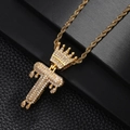 Vue détaillée du pendentif couronne plaqué or avec lettre T et zircons étincelants - Lettre T (Or)