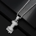 Macro di un ciondolo hip-hop argentato con intricata incastonatura di zirconi bianchi - I + Catena a Corda (Colore Argento)