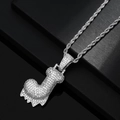 Dettaglio macro del ciondolo lettera J ghiacciato con zirconi su catena a maglia argento - J + Catena a Corda (Colore Argento)