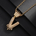 Détail du pendentif couronne lettre V hip-hop avec zircons blancs et chaîne dorée - Lettre V (Or)