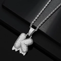 Dettaglio del ciondolo lettera K in argento stile hip hop con zirconi e effetto gocciolante - K + Catena a Corda (Colore Argento)