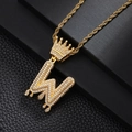 Macro d'un collier hip-hop doré avec pendentif lettre W et design couronne drip - Lettre W (Or)