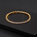 Vista macro del bracciale tennis dorato con zirconi tondi e chiusura a scatto - 8 pollici / Oro 8inch