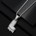 Dettaglio del ciondolo lettera L in argento con zirconi su catena a corda intrecciata - L + Catena a Corda (Colore Argento)