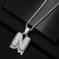 Dettaglio macro del ciondolo hip-hop lettera N in argento con zirconi e catena a fune - N + Catena a Corda (Colore Argento)