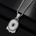 Macro del ciondolo a ciambella argentato con zirconi brillanti su una catena a fune - O + Catena a Corda (Colore Argento)