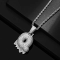 Dettaglio del ciondolo a lettera Q hip-hop in argento con pavé di zirconi cubici - Q + Catena a Corda (Colore Argento)