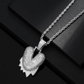Dettaglio della catena hip-hop con ciondolo a cuore infranto e zirconi micro-pavé - V + Catena a Corda (Colore Argento)
