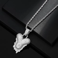 Dettaglio ravvicinato della catena hip-hop d'argento e ciondolo lettera Y con zirconi - Y + Catena a Corda (Colore Argento)
