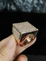 Dettaglio anello hip hop oro rosa con pavé di zirconi quadrati e fascia larga lucida - US 7 / Oro rosa