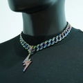 Dettaglio di strass colorati su ciondolo a fulmine stile hip hop e catena cubana - Ciondolo E Catena