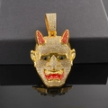 Detailaufnahme des Hip-Hop-Dämonenmasken-Anhängers mit roten Hörnern und Kristallen - Nur goldener Anhänger