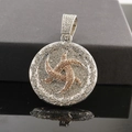 Dettaglio macro del ciondolo hip hop rotondo con centro champagne e cristalli incastonati - Ciondolo Singolo Argento (Senza Catena)