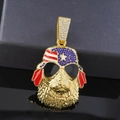 Makrodetail eines goldenen Hundeanhängers mit Sonnenbrille und US-Flaggen-Hut mit Strass - Gold Anhänger Einzeln (Ohne Kette)