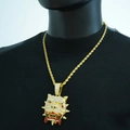 Dettaglio del ciondolo pitbull hip-hop con zirconi e catena a corda dorata da uomo - Oro