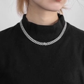 Cadena cubana de 10mm plateada con pedrería sobre un modelo con cuello de cisne negro - 7 pulgadas / Plateado