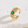 Detailansicht des herzförmigen grünen Zirkons auf dem vergoldeten Ringband - Einstellbar Offen / Grüner Zirkon 14K Gold Überzogen
