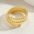 Macro di un anello a serpente multistrato dorato con scintillanti zirconi bianchi - Aperto Regolabile / Stile Multistrato Oro (JZ0303-3)