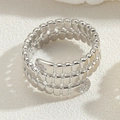 Dettaglio ravvicinato di un anello a serpente argentato multistrato con accenti in zircone - Aperto Regolabile / Stile Multistrato Argento (JZ0303-4)