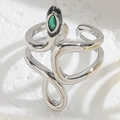 Dettaglio dell'anello a serpente con pietra marquise verde e smalto nero artigianale - Aperto Regolabile / Stile Serpente Argento (JZ0303-2)