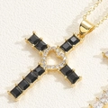 Detail der Goldkreuz-Halskette mit Herzmitte und schwarzen Zirkonia-Steinen - Weißes Herz