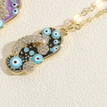 Dettaglio macro della collana con ciondolo a ciabatta malocchio con zirconi e smalto - Nero (XL2649-6)