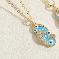 Dettaglio del ciondolo occhio malvagio in smalto blu con zirconi e placcatura in oro - Blu (XL2649-7)