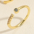 Dettaglio macro di anello a stella dorato con gemma blu e pietre in zircone bianco - Zirconia Blu Singola (JZ0321-4)