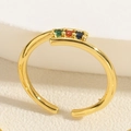 Dettaglio dell'anello aperto placcato oro con tre zirconi colorati incastonati - Anello Tre Zirconia Colorati (JZ0321-3)