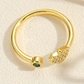 Dettaglio anello mano di Fatima dorato con gemma verde e zirconi incastonati - Anello Mano di Fatima Zirconia (JZ0321-2)