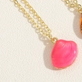 Roze schelpen hanger ketting met gouden schakels en golvende textuur in snoepkleur - Rozeroof (XL3310-6MA1-8)