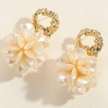 Detalle de pendientes de flores vintage con pétalos de resina crema y aros dorados - Pendientes de Botón de Flor de Perla (ES2347-2)