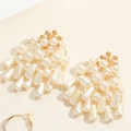 Gros plan de boucles d'oreilles vintage dorées avec perles et glands en forme de goutte - Boucles d'Oreilles Gland en Perles (ES2347-6)